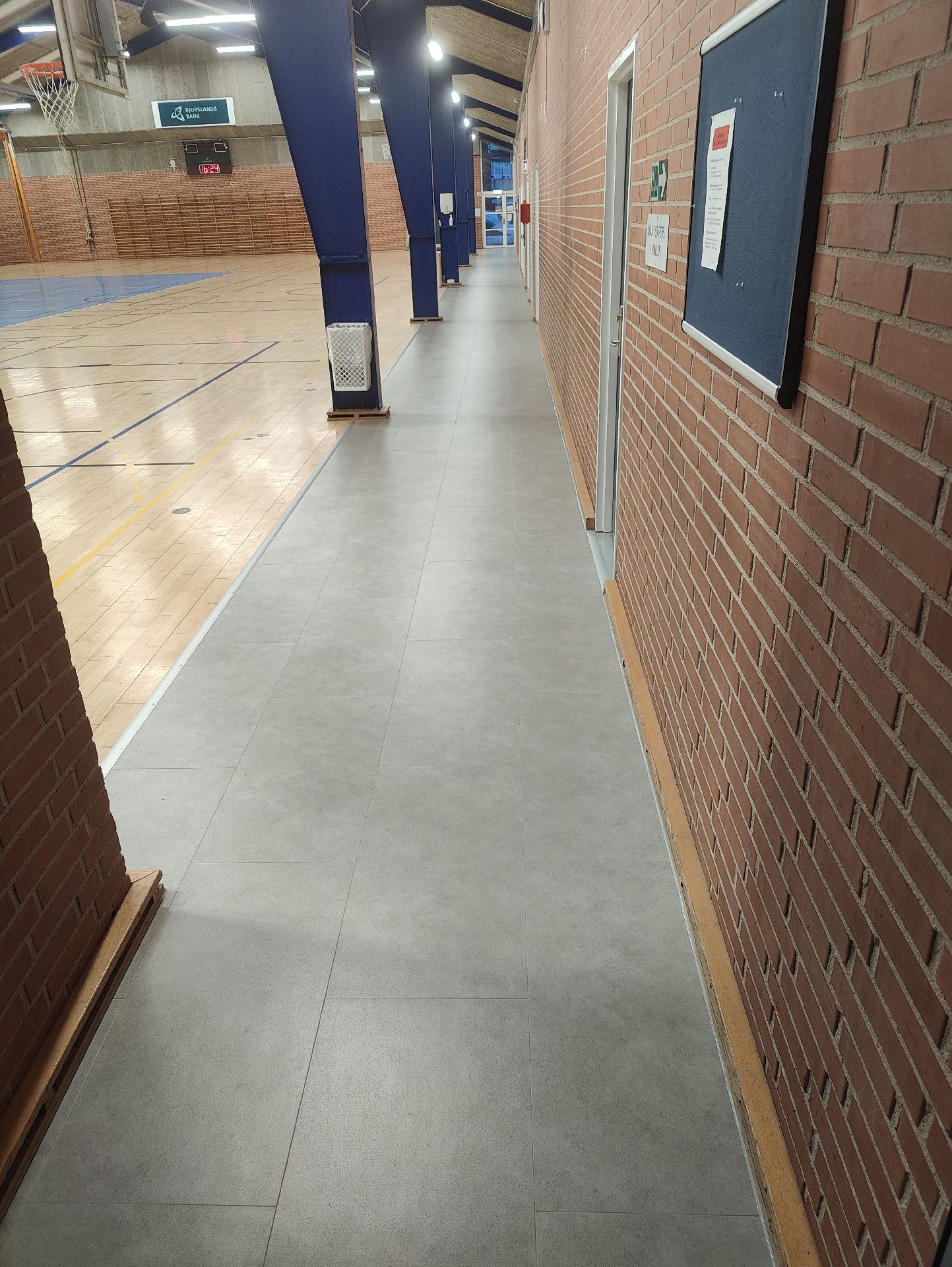 Hallen, kontoret skulle have nyt LVT gulv. I kælderen skulle der demontering og montering af nyt linoleumsgulv samt trappe m. skinner 👍